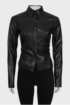 Fitted shirt with gathers on the sides