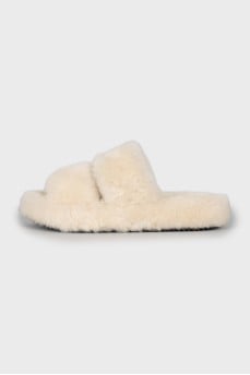 Fur slippers with brand logo