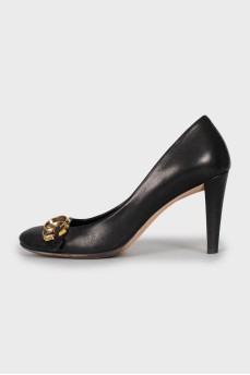 Leather shoes with brand logo