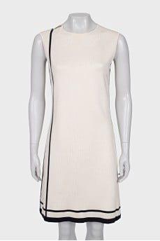 Fitted dress with contrast trim