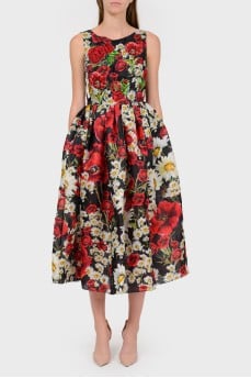 Dress with a flashed skirt in a floral print