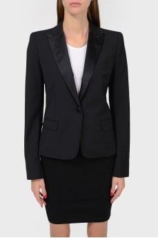A single -breasted black jacket on a button
