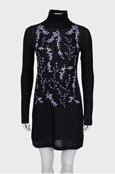 Knitted dress with floral embroidery
