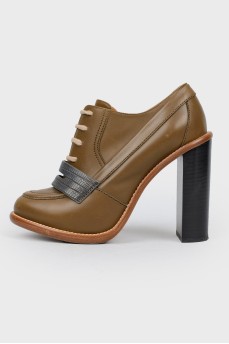 Brown boots with dark blue patch