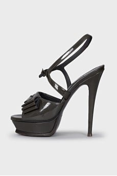 Patent leather sandals in khaki color