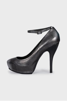 Leather shoes with distressed effect