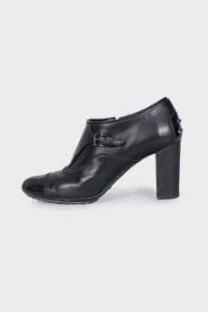 Ankle boots decorated with leather straps