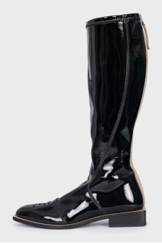 Patent leather boots with embroidery