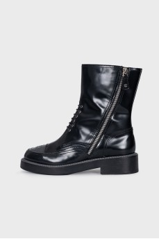 Leather boots with logo on the front
