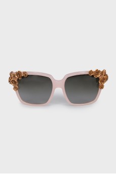 Sunglasses with metal flowers