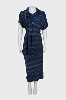 Fitted dress with asymmetrical sleeves