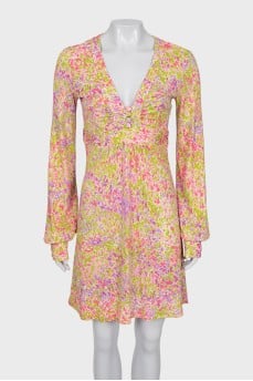 Fitted V-neck dress with print