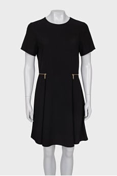Dress with short sleeves decorated with zippers