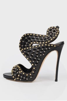 Sandals with perforation and rivets