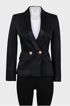 Fitted jacket with an accent button