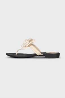 Flip flops with beige flower