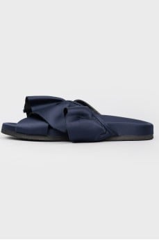 Textile slippers with a frill