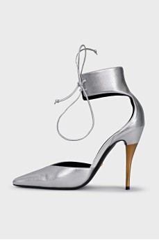Leather shoes with golden heels