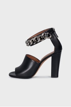 Leather sandals with a chunky chain