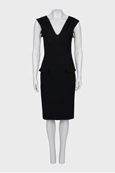 Fitted dress with neckline and pockets