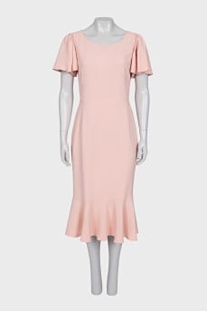 Fitted dress with a flounce at the bottom