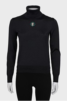 Golf decorated with a brooch with a logo