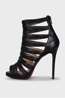 Leather shoes with relief stripes