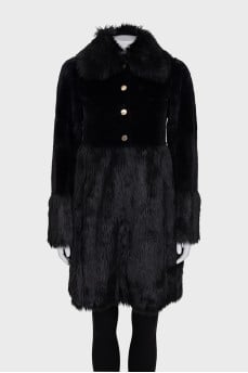 Fitted fur coat with buttons
