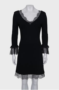Fitted dress decorated with lace
