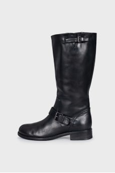 Leather boots with buckles