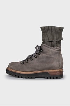 Insulated boots with textile upper