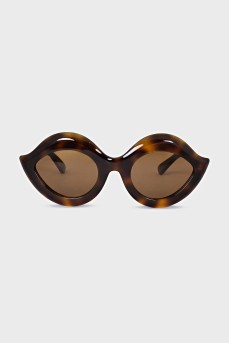 Sunglasses with shaped frames