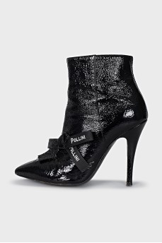 Patent leather ankle boots decorated with a bow