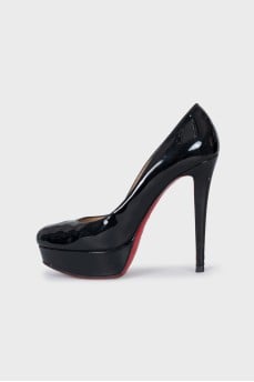 Black patent leather heeled shoes