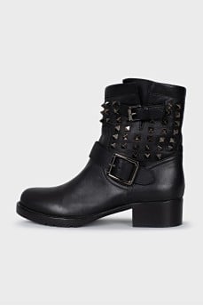Leather boots with spikes