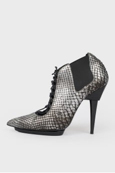 Pointed heels dark silver