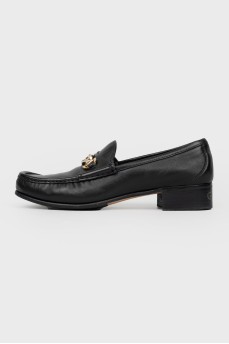 Men's shoes with metal elements