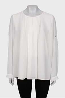 Loose-fitting blouse with a button
