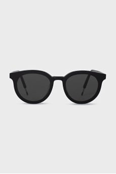 Black round frame sunglasses