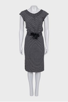 Fitted dress with a bow