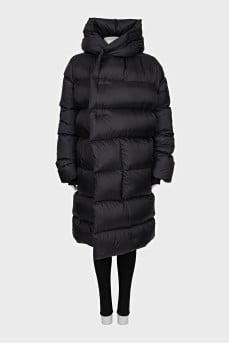 Voluminous down jacket with buttons