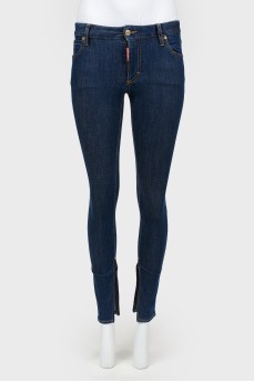 Skinny jeans below lightning