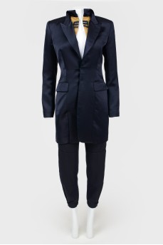 The jacket is elongated satin