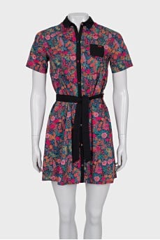 Fitted dress with a black belt