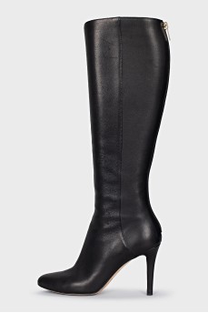 Leather boots with a zipper