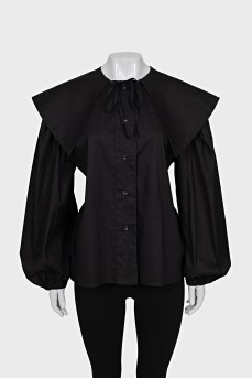 Blouse with a detachable collar