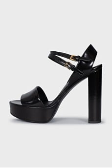 Leather sandals with a gold heel element