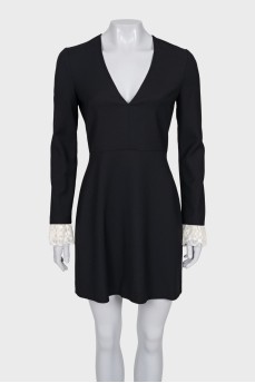 Fitted dress with lace cuffs