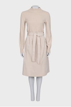 Fitted dress with a belt