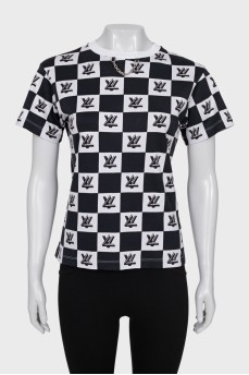 Black and white t-shirt with chain